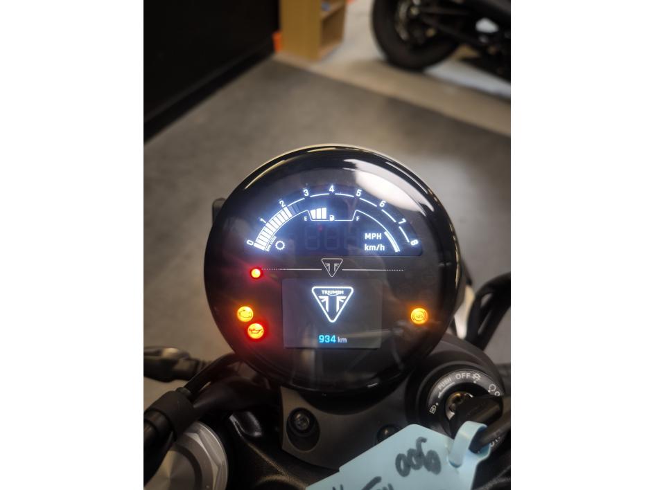 TRIUMPH SPEED TWIN 900